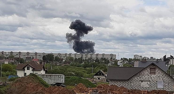 В Беларуси военный самолет упал на жилой район - двое погибших
