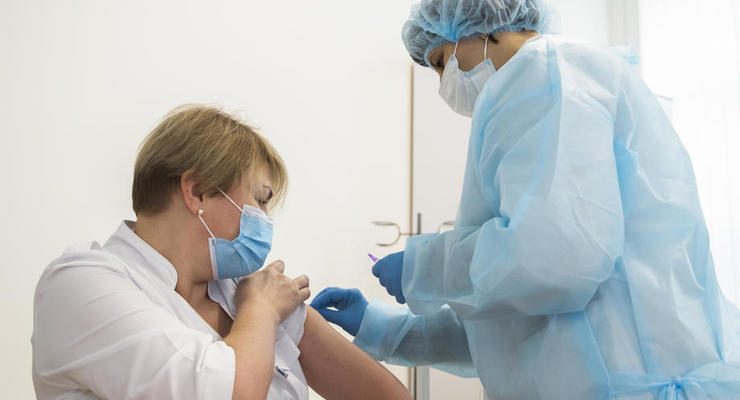 В Украине за сутки сделали более 17 тысяч прививок от COVID