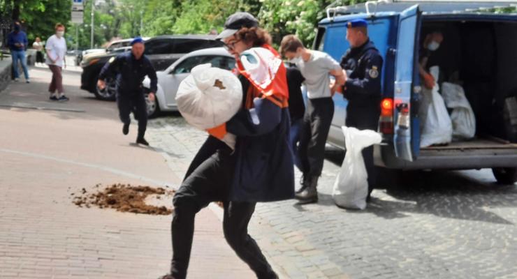 К посольству Беларуси в Киеве принесли мешки с навозом