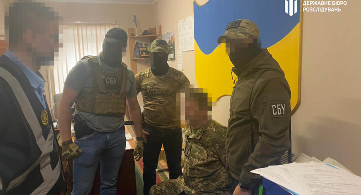 Офицер военкомата в Бердянске "погорел" на взятке