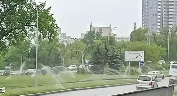 В Киеве коммунальщики поливали газон несмотря на дождь