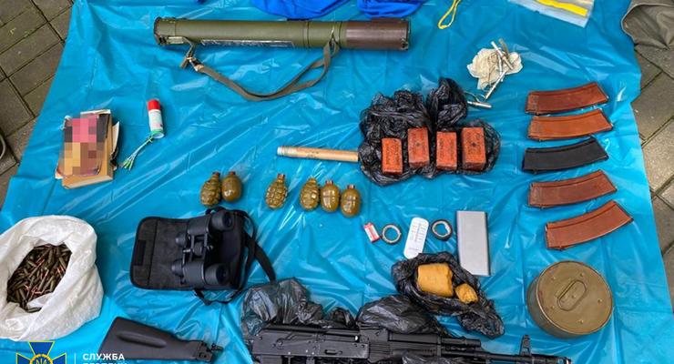 В центре Киева обнаружили тайник с оружием
