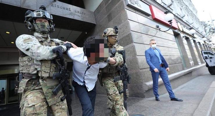 Гражданина Узбекистана, захватившего банк в Киеве, отправили на лечение