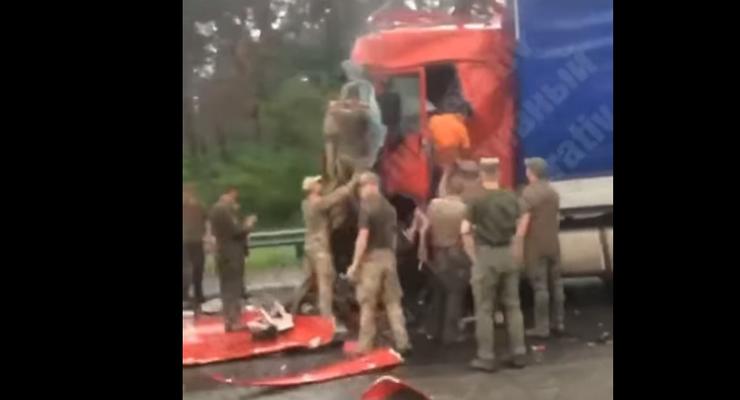 Крупное ДТП с военными на въезде в Киев: столкнулись шесть грузовиков