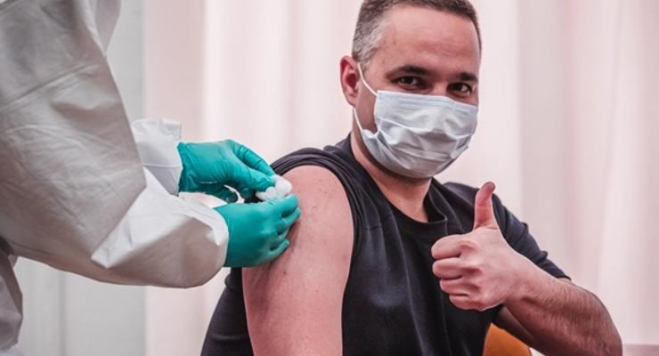 Миллион украинцев привили первой дозой от COVID-19