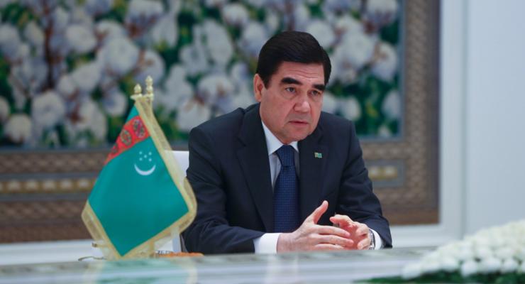 В Туркменистане чиновников заставили обрить головы по приказу президента