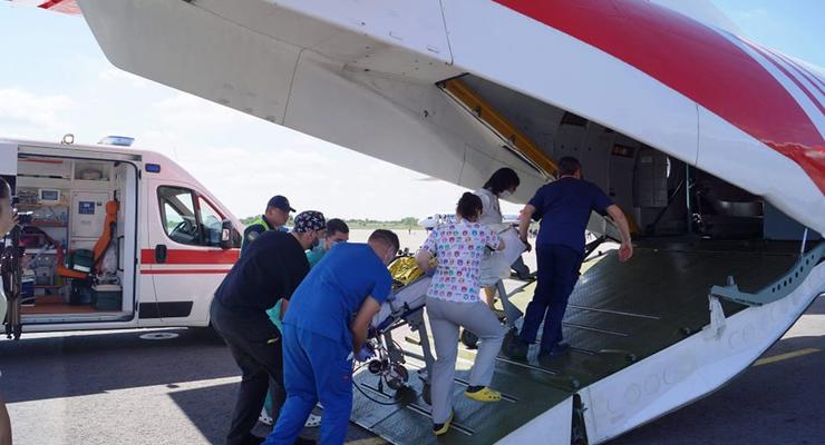 В Киев самолетом перевезли девочку с тотальным поражением легких