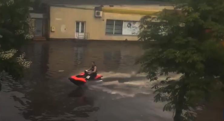 Ливень затопил Житомир: люди плавали на водном мотоцикле