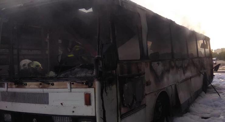 На Львовщине полностью сгорел автобус