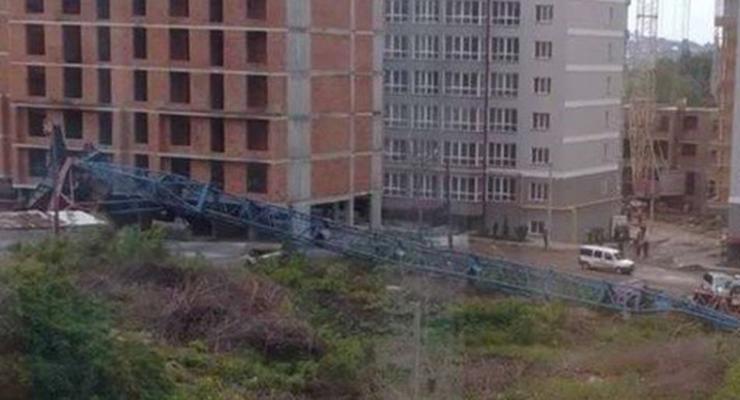 В Черновцах упал башенный кран, крановщик в реанимации