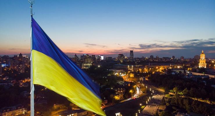 В Киеве из-за сильного ветра приспустили главный флаг Украины