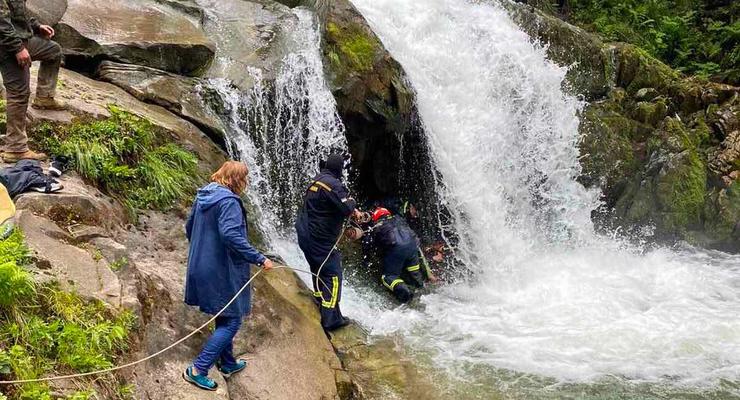 Под Львовом шестиклассник погиб во время экскурсии на водопад
