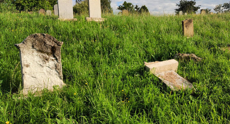 В Ужгороде разрушили надгробия на еврейском кладбище