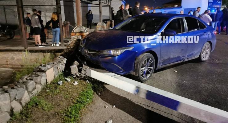 Под Харьковом водитель после ДТП напал на очевидцев