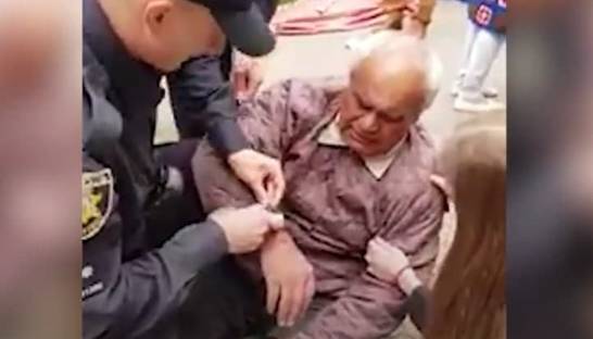 В Черновцах наказали патрульных, задержавших дедушку за маты