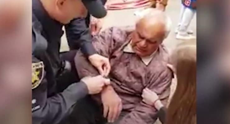 В Черновцах наказали патрульных, задержавших дедушку за маты