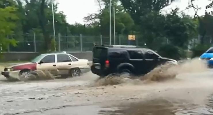 Улицы Херсона затопило после сильного ливня: Впечатляющее видео