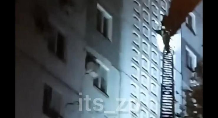 Забыл ключи: В Запорожье мужчина залез по стене до 8 этажа и застрял
