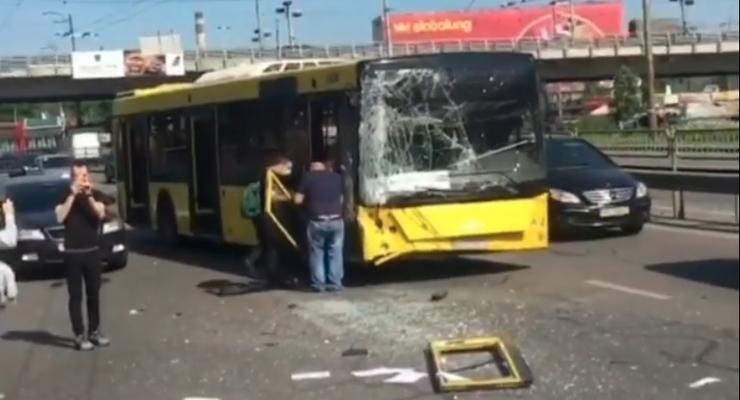 В Киеве лобовое ДТП с автобусами: есть пострадавшие
