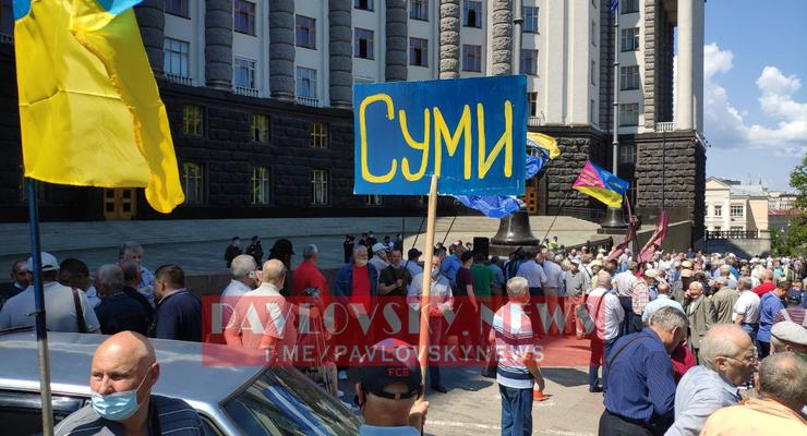 Ветераны-силовики устроили акцию протеста возле Кабмина