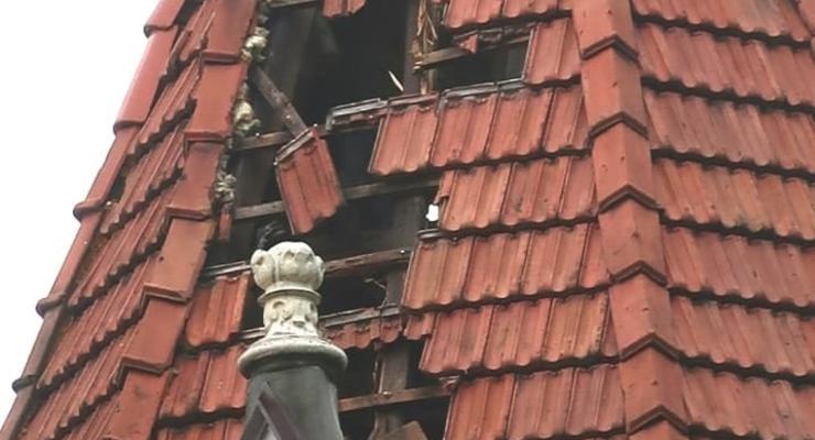 В Черновцах молния разрушила крышу детской больницы