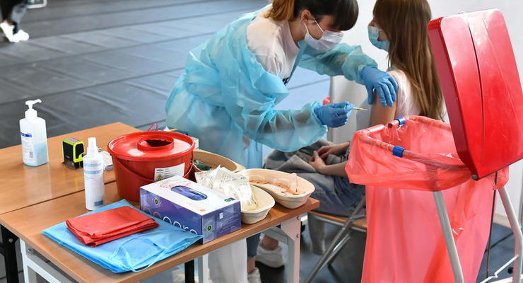 Польша начала бесплатно вакцинировать украинцев