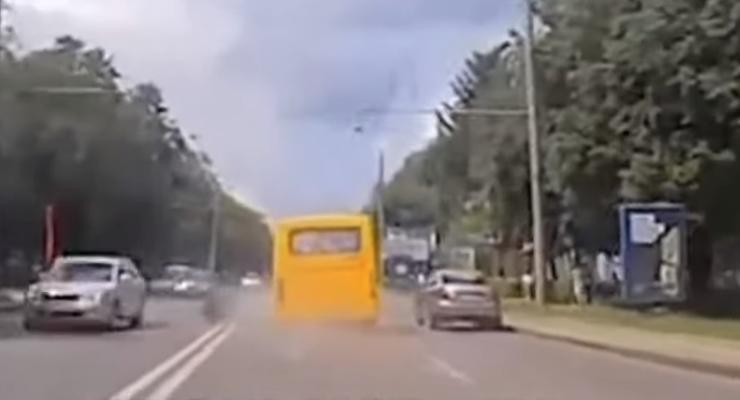 В Ровно сняли на видео, как у маршрутки отвалилось колесо на ходу