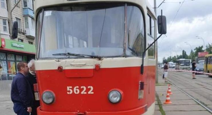 В Киеве женщина, споткнувшись, попала под трамвай