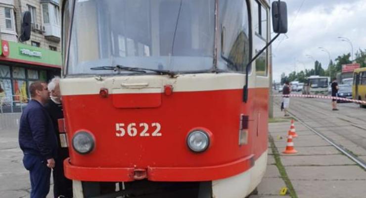 В Киеве трамвай сбил женщину