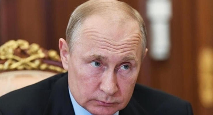 Путин утверждает, что Украина "подтаскивает" технику на Донбасс