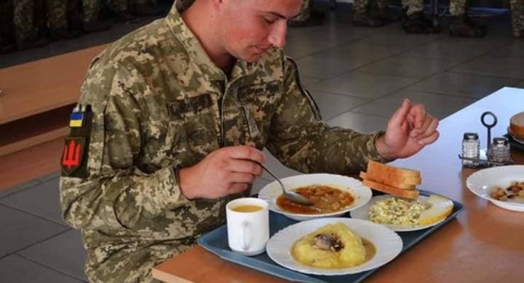 В сети появились фото скудных обедов украинских резервистов