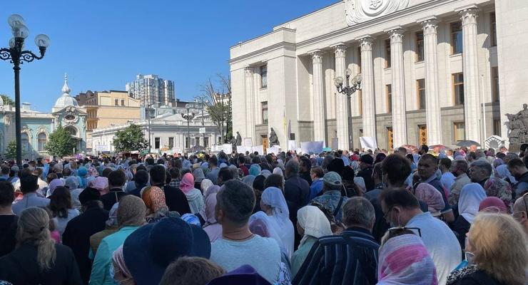 УПЦ МП проводит митинг под Радой и ОП: требуют отменить два закона