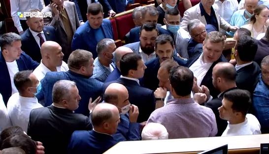 В Раде нардепы подрались из-за предложения "расстрелять" ОПЗЖ