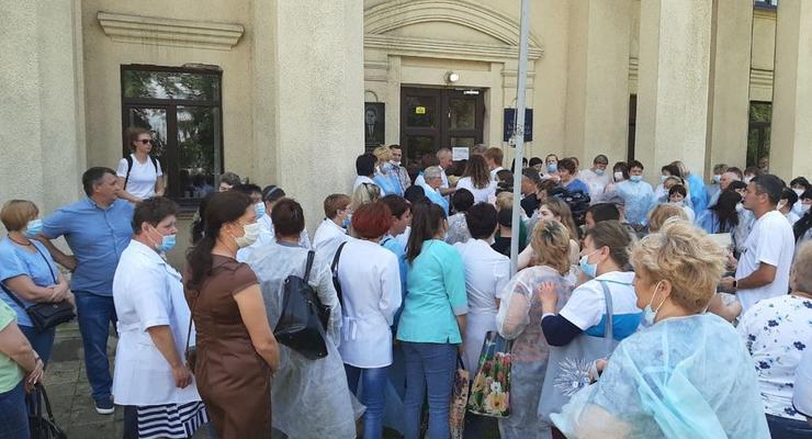 На Харьковщине медики протестуют из-за долгов по зарплате
