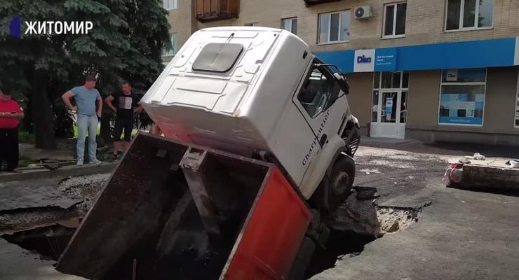 В Житомире грузовик провалился под асфальт