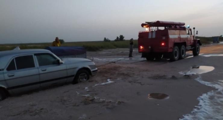 На пляже в Азовском море из-за непогоды застряли 20 автомобилей