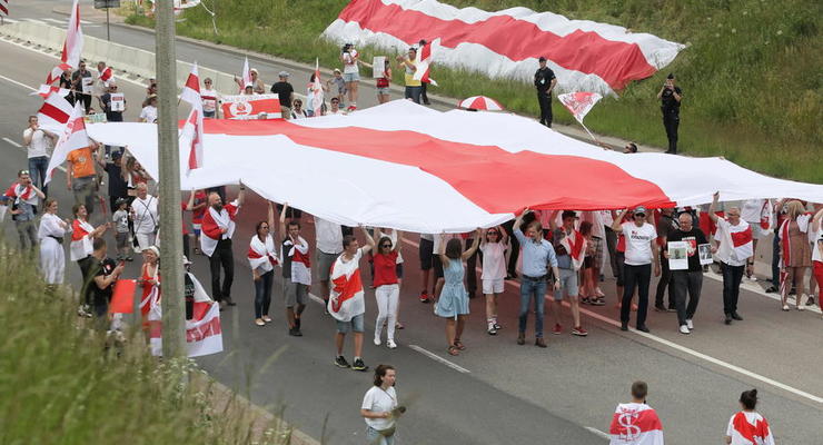 В Беларуси приравняли бело-красно-белый флаг к нацистскому