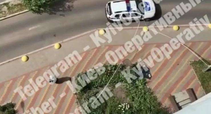 В Киеве из окна на 20-м этаже выпала девушка