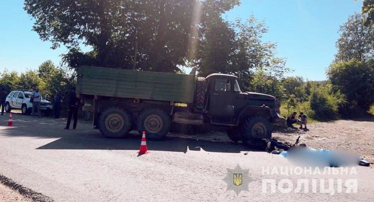 На Ивано-Франковщине грузовик сбил двоих 18-летних парней на мотоцикле