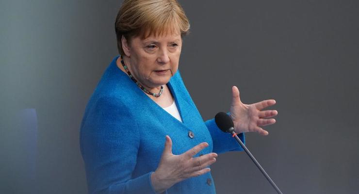 Меркель выступила за диалог с Кремлем