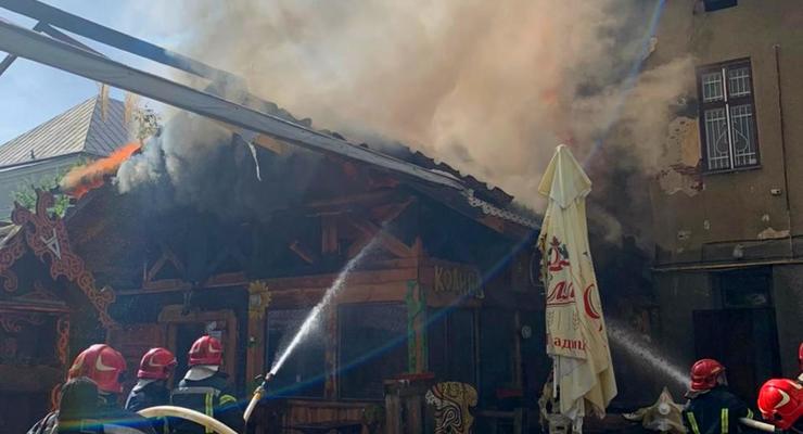 В Тернополе 30 спасателей тушили вспыхнувший ресторан