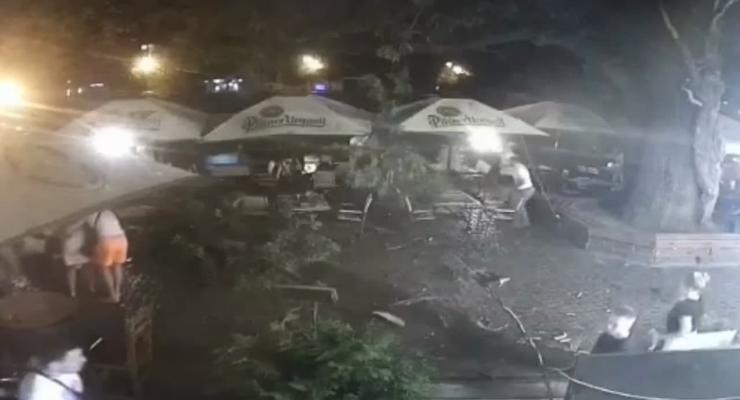 В Ужгороде на посетителей кафе упала ветка: Есть пострадавшие