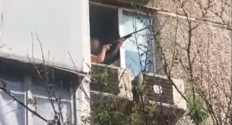 В Киеве мужчина устроил стрельбу из окон квартиры