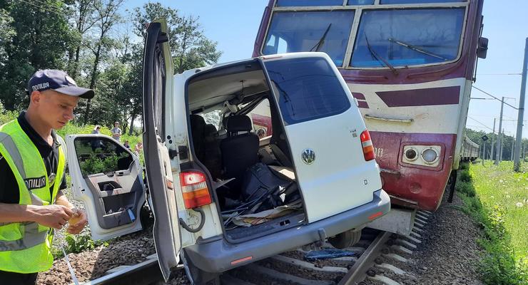 Под Харьковом поезд врезался в микроавтобус: Водитель в больнице