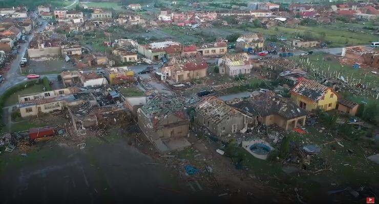 Торнадо в Чехии: СМИ показали ужасные разрушения