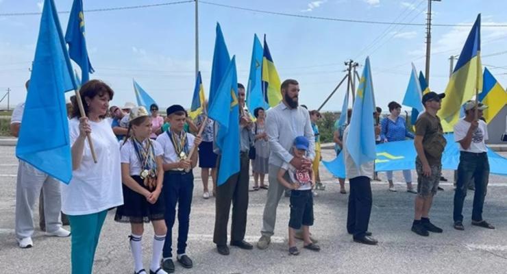 Возле Крыма развернули крымскотатарский флаг