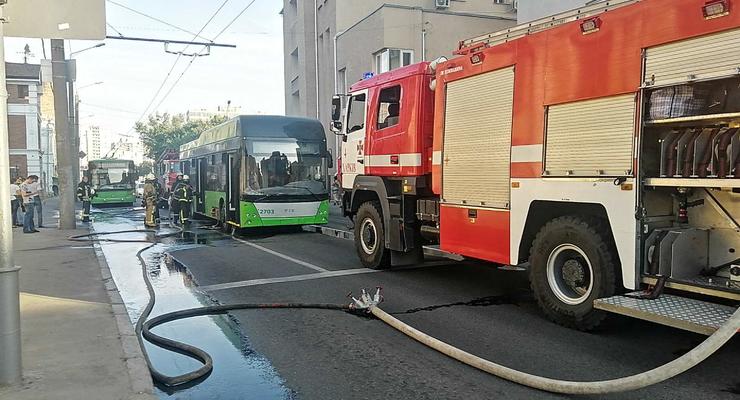 В Харькове во время движения загорелся троллейбус