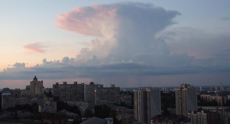 Киев накрыл "ядерный гриб": Синоптики объяснили причину