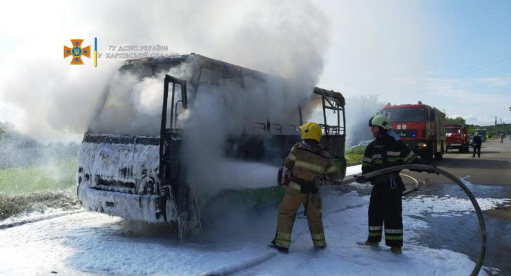 В Харькове утром сгорел маршрутный автобус