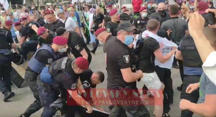 В Киеве из-за гроба произошла потасовка между ФОПами и полицией